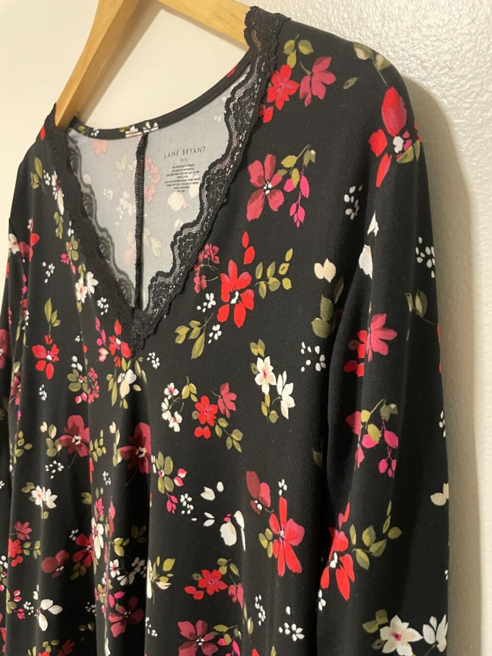 Lane Bryant Floral Lace Trim Swing Tunic Top V Neck Size 14/16 Stretch‎ Jersey - Picture 3 of 7